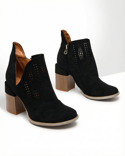 Royalfashion Ажурные сапоги-столбики черного цвета Revivela