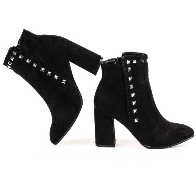 Czarne botki z ćwiekami - Obuwie