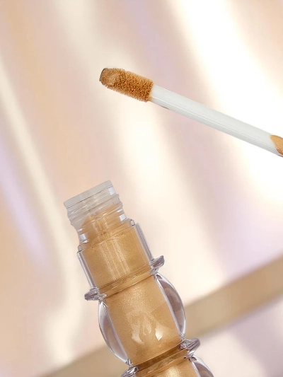 Liquid face highlighter with brush Golden Petal