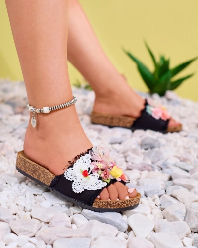 Sieviešu čības ar auduma ziediem melnā krāsā Ososi- Footwear