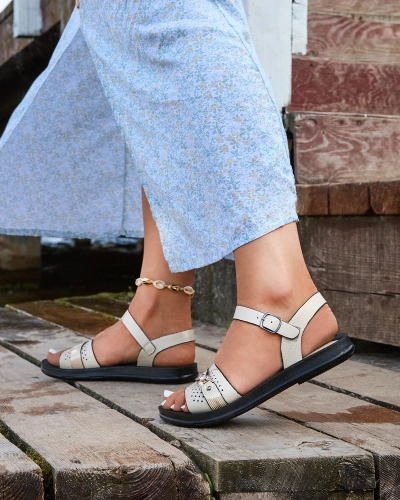 Spīdīgas smilškrāsas sieviešu plakanas sandales Nafi- Footwear