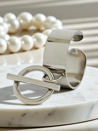 Браслет-обруч Dolce Vita с декоративными шармами