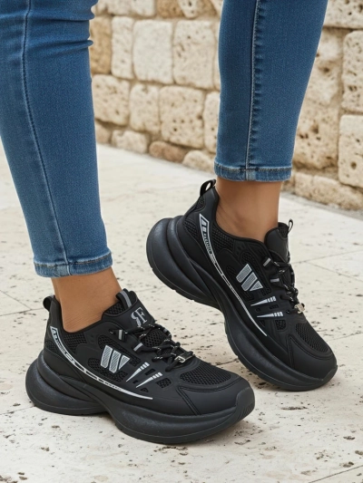 Športni ženski čevlji Royalfashion Hypatia črni s plosko peto 5 cm