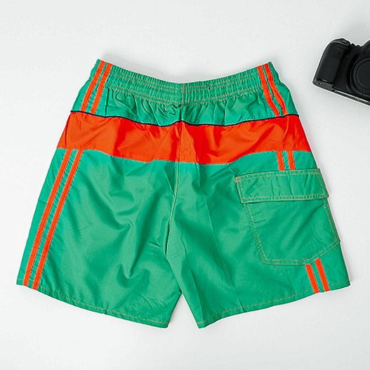 Зеленые мужские шорты с оранжевыми вставками