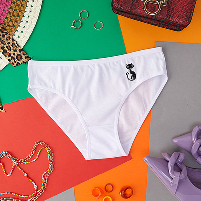 Белые хлопковые женские трусики с вышитым котенком - Нижнее белье