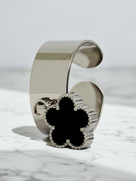 Браслет-обруч Dolce Vita с декоративными шармами