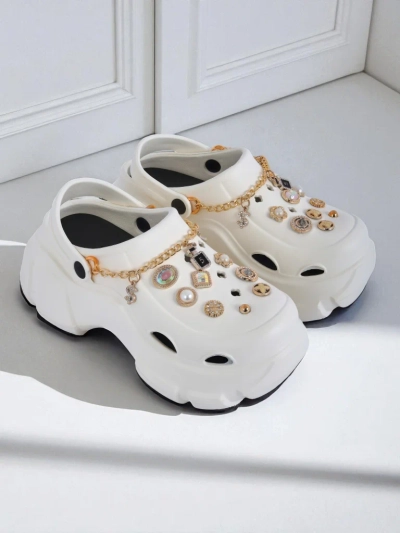 Caligae Aurelia Bianca sandals with chain decorations in a glamour style