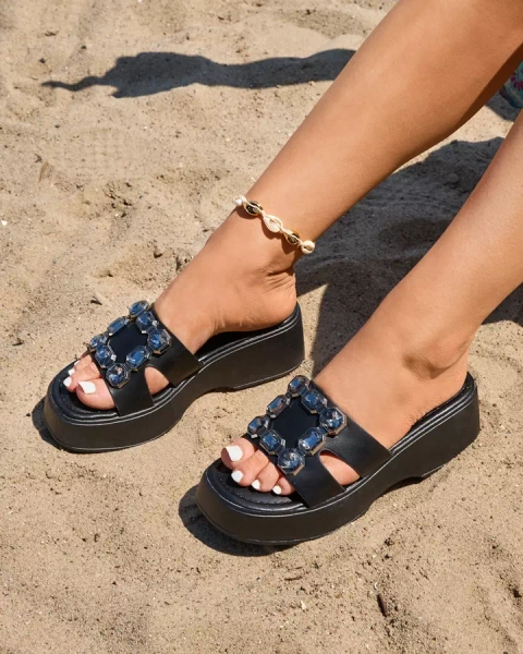 Royalfashion Черные женские украшенные шлепанцы на сплошной подошве Norixi