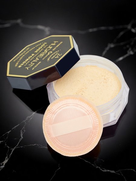 Loose face powder with a natural finish effect