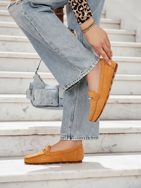 Mokasyny Damskie Camel Aurelia Zamszowe z Ozdoba - Komfort i Styl na Plaskim Obcasie