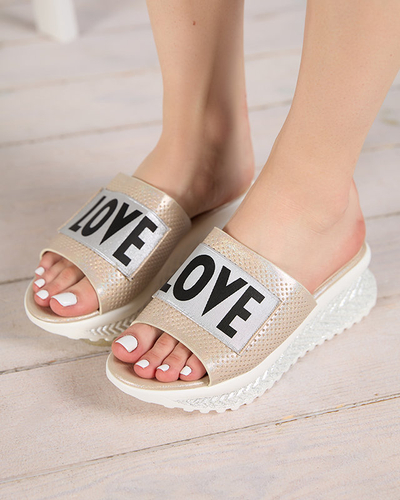 Sieviešu smilškrāsas spīdīgas čības ar uzrakstu Sosha- Footwear