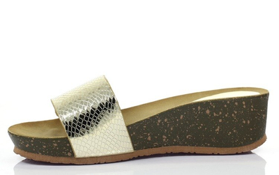 Złote klapki na koturnie Sademma - Obuwie