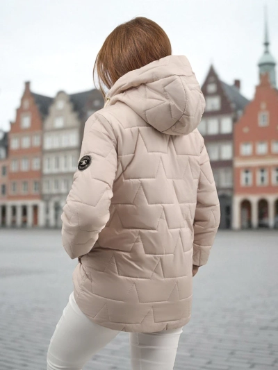 ʻO ka ʻaʻahu pale wāhine i ulana ʻia me ka pāpale a me nā mea huki ma nā lima Raven Peak