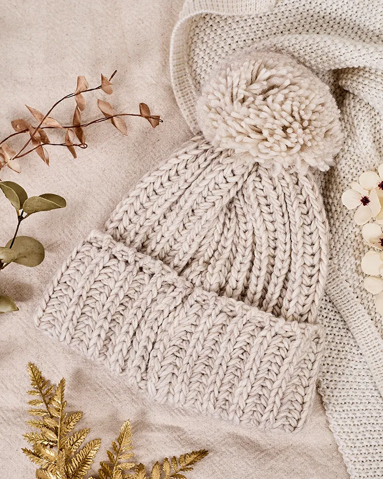 Royalfashion Women's knitted hat with pom-pom