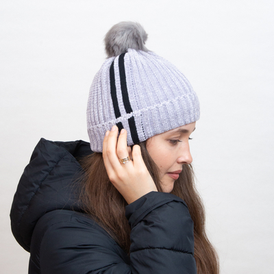 Серый утепленный бини с белыми полосками и помпоном - Аксессуары