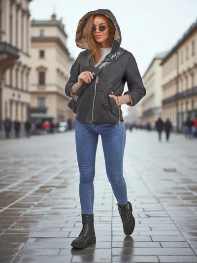 ʻO ka ʻaʻahu pale wahine i ulana ʻia me ka pāpale a me nā mea huki ma nā lima Silent Ridge