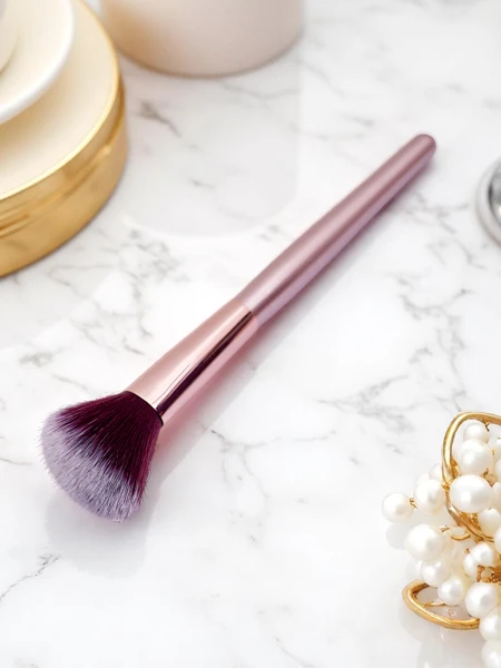 Contour makeup brush