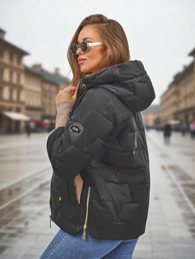 ʻO ka ʻaʻahu pale wahine i ulana ʻia me ka pāpale a me nā mea huki ma nā lima Silent Ridge