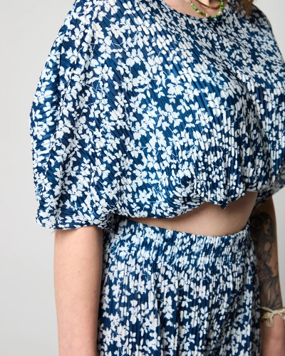 Sieviešu tumši zils plisēts komplekts ar melniem ziediem - Apģērbs