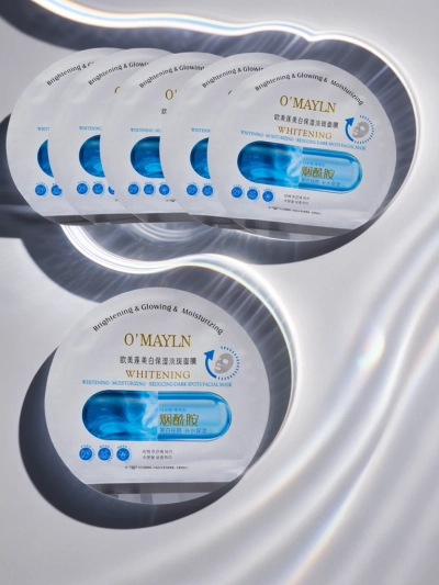 Mirdzoša un mitrinoša sejas maska-lapa