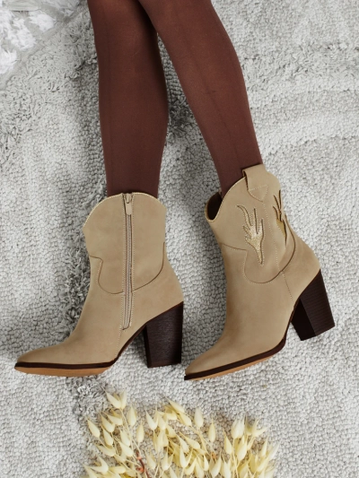 Женские ковбойские ботинки на каблуке с декоративными вставками Cendria