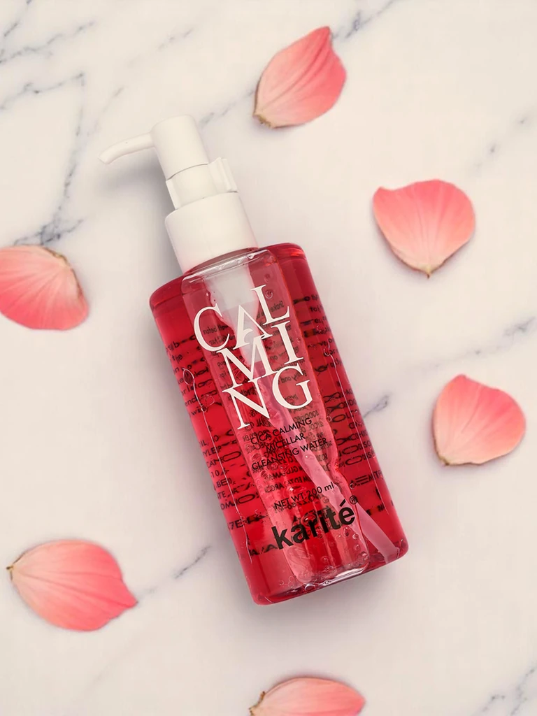 Nomierinoša un mitrinoša divfāžu micelārā attīrošā šķidruma līdzeklis grima noņemšanai ar sūkni