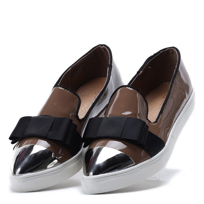 Slip on z lakierowanym noskiem w kolorze khaki Barbara- Obuwie