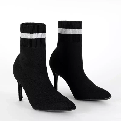 OUTLET Черные сапоги на высоком каблуке с декоративным верхом носком a'la Kiki - Обувь