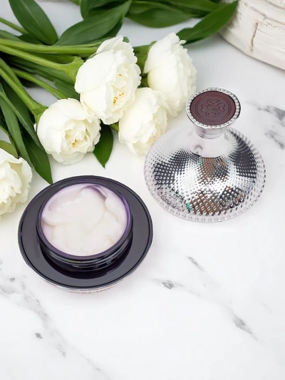 Pretnovecošanās un izgaismojošs sejas krēms