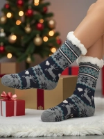 Daudzkrāsains || szary