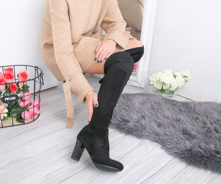 Czarne, długie kozaki na słupku - Obuwie