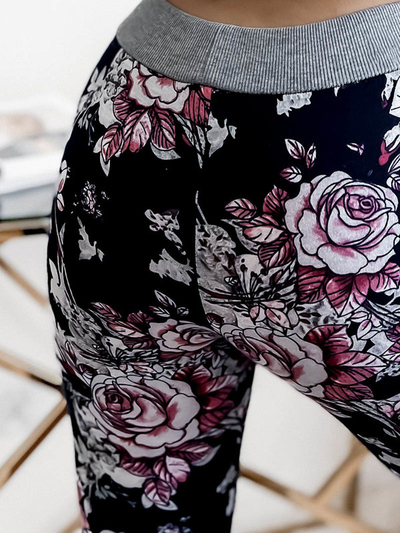 Ziedu 3/4 sieviešu šorti tumši zilā un rozā krāsā PLUS SIZE - Apģērbs