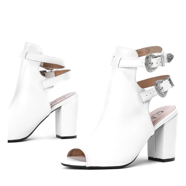 Białe botki na słupku z wycięciem Reyna - Obuwie