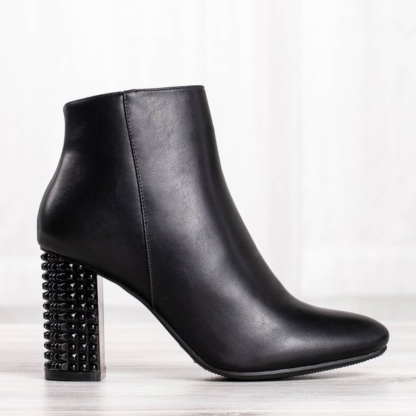 Black boots on a higher post with studs Tevassa - Footwear