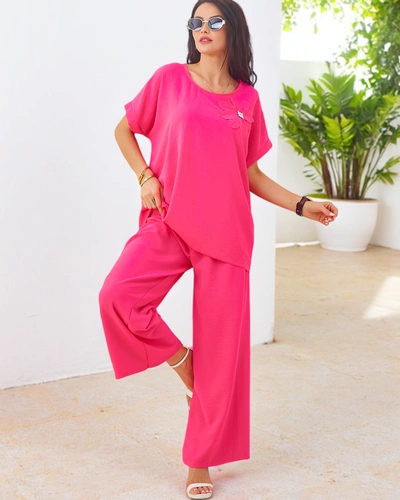 Royalfashion Sieviešu komplekts ar īsām piedurknēm, dekoratīvām ziedu motīviem un platām biksēm