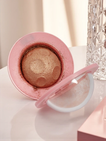 Golden Petal Face Highlighter