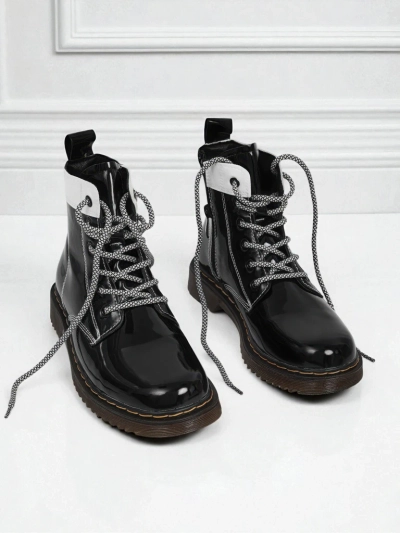 Perseida Nero women's ankle boots made of ecological patent leather, laced