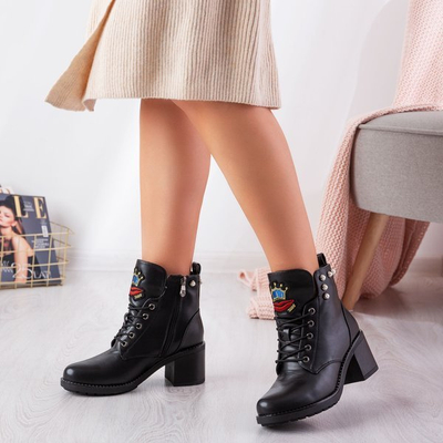 Black boots on a higher post with Nevadinas patches - Footwear 1