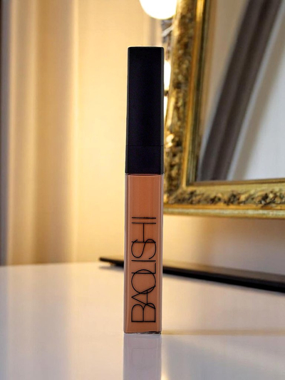 Face concealer in shade Honey