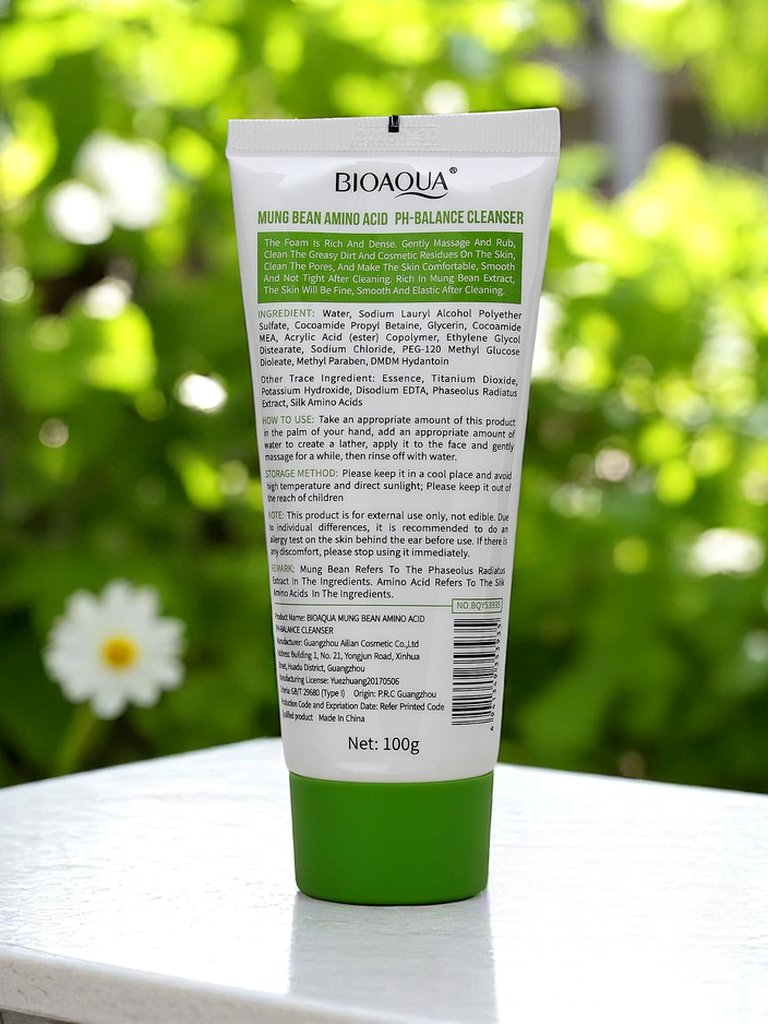 Cleansing foam with bean extract