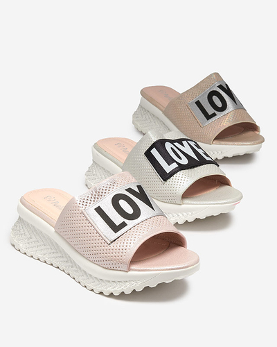 Rozā spīdīgas sieviešu čības ar uzrakstu Sosha- Footwear