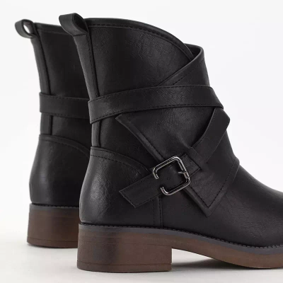 OUTLET Black women's boots with a buckle Ingyda - Footwear