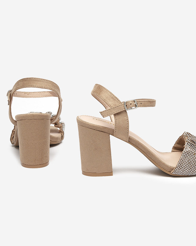 Gaiši brūnas sieviešu sandales uz staba ar Triestes kubiskajiem cirkoniem - Apavi