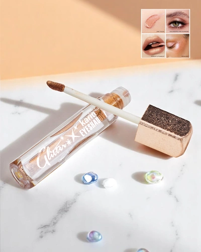 Shimmering liquid eyeshadow in the color Fall