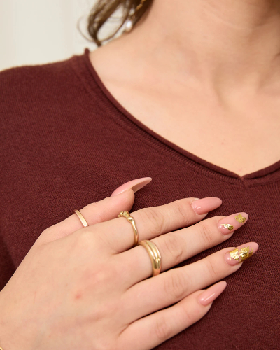 Royalfashion Tumši brūns sieviešu džemperis ar sirdsveida izgriezumu