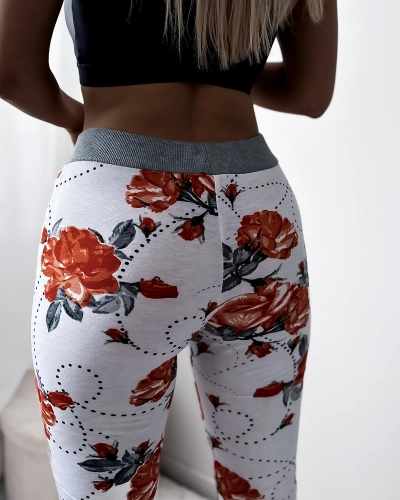 Sieviešu balti 3/4 garuma šorti ar sarkaniem ziediem PLUS IZMĒRS - Apģērbs