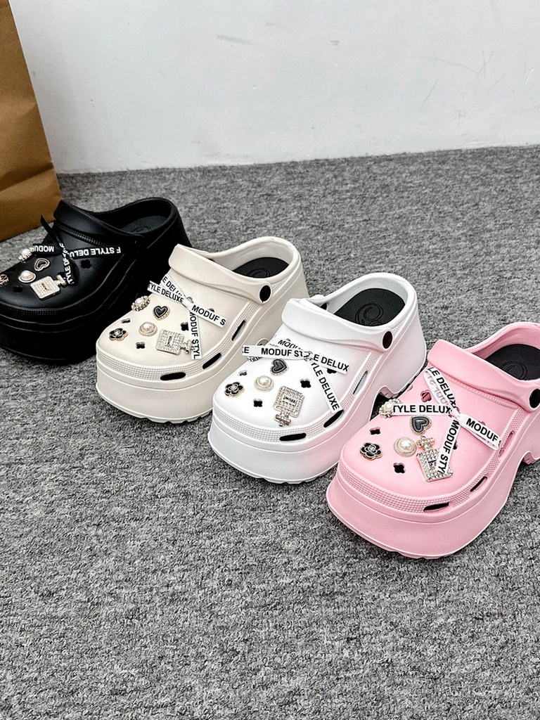 Royalfashion Sieviešu gumijas sandales ar dekoriem Dellos