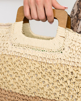 gaiši brūns || brūns || bēšs