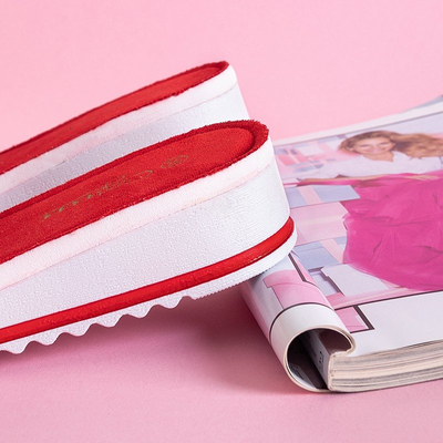 Sarkanas sieviešu čības uz zema ķīļveida papēža ar banti no Nelesa - Kurpes