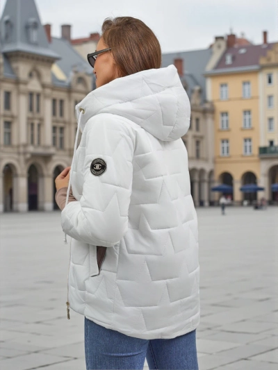 ʻO ka ʻaʻahu pale wāhine i ulana ʻia me ka pāpale a me nā mea huki ma nā lima Raven Peak